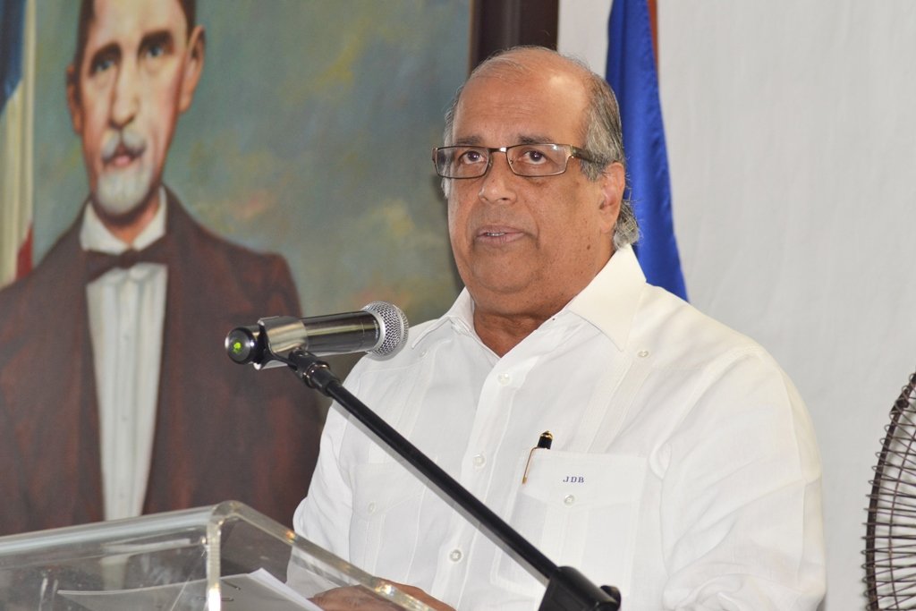 El licenciado Juan Daniel Balcácerel dió el discurso de clausura del acto de clausura del año Bicentenario del natalicio de Duarte